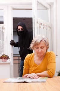 Conseils de sécurité pour les aînés contre les intrusions à domicile