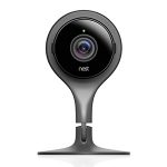 La caméra de surveillance IP de Nest de couleur noire s’installe à l’intérieur de votre maison.